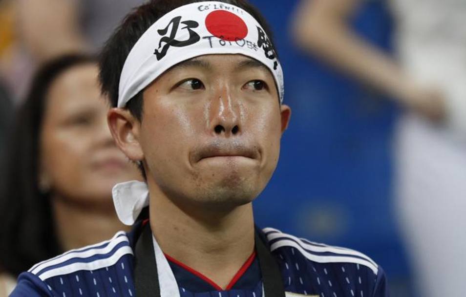 Un tifoso giapponese dopo il fischio finale. EPA